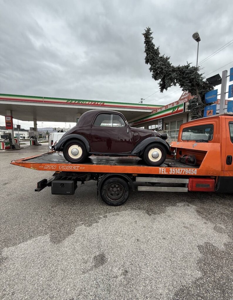 Carroattrezzi arancione MTN Truck durante un intervento