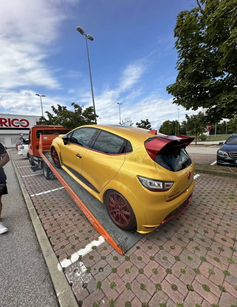 Auto gialla sul carroattrezzi MTN Truck